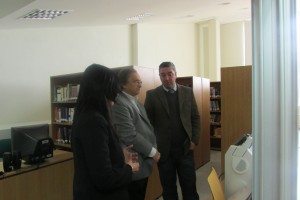 Acompañado por autoridades de la UNNOBA, Gianella visitó la biblioteca y el auditorio.