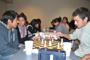 Estudiantes jugaron ajedrez.